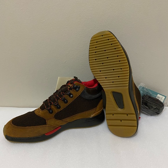 TOMS Men's Waterproof Distressed Leather Shoes - Picture 4 of 9